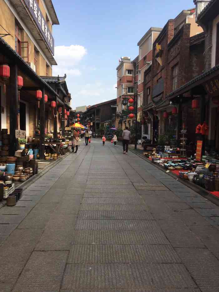 春节的最后一个假期,趁着阳光正好,来铜官老街转转,各种瓷器琳琅满目