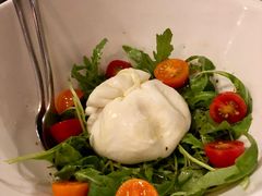 奶油马苏里拉奶酪芝麻菜色拉-La Tavernetta(Bar à Vin)(乌鲁木齐路店)