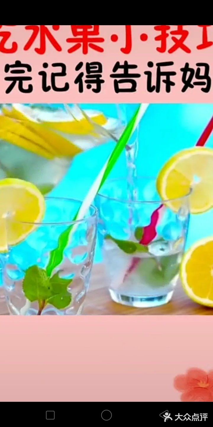 二,火龙果切开一点看仔,细再从中间切开,要这样吃