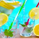 二,火龙果切开一点看仔,细再从中间切开,要这样吃