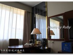 华洋宾馆（杭州）07-老爹住的房间-在床的位置照向桌子-华洋宾馆