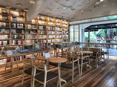 大堂-猫的天空之城概念书店(束河店)