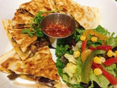 牛肉馅饼配迷你沙拉-HELLO 27 意面·沙拉·帕尼尼