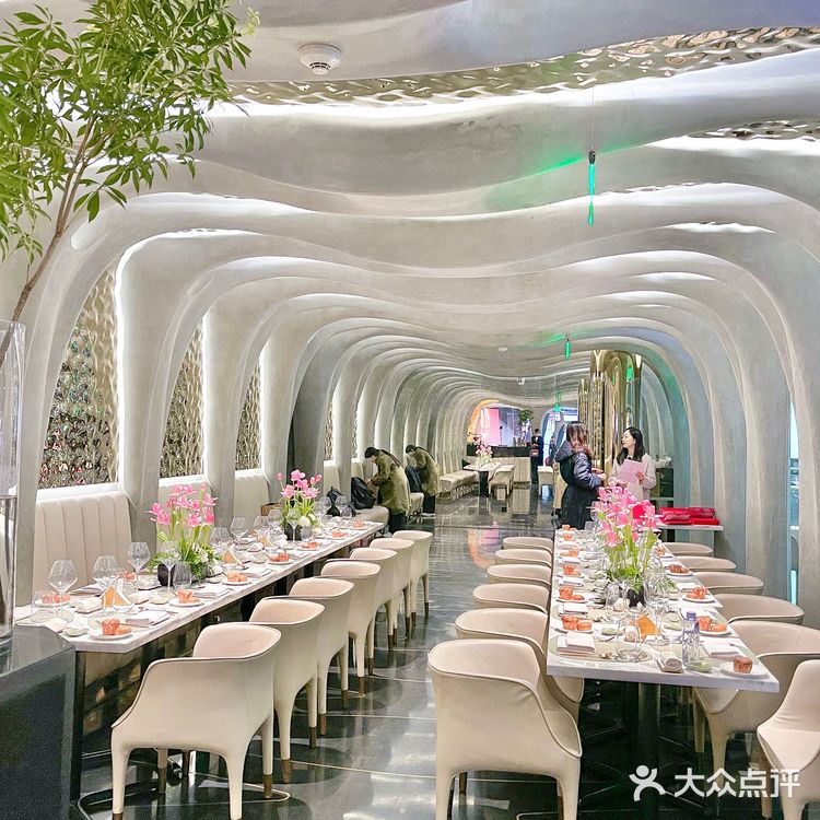 芳草地蕞美艺术感餐厅🌷人均200牛排小青龙值得冲