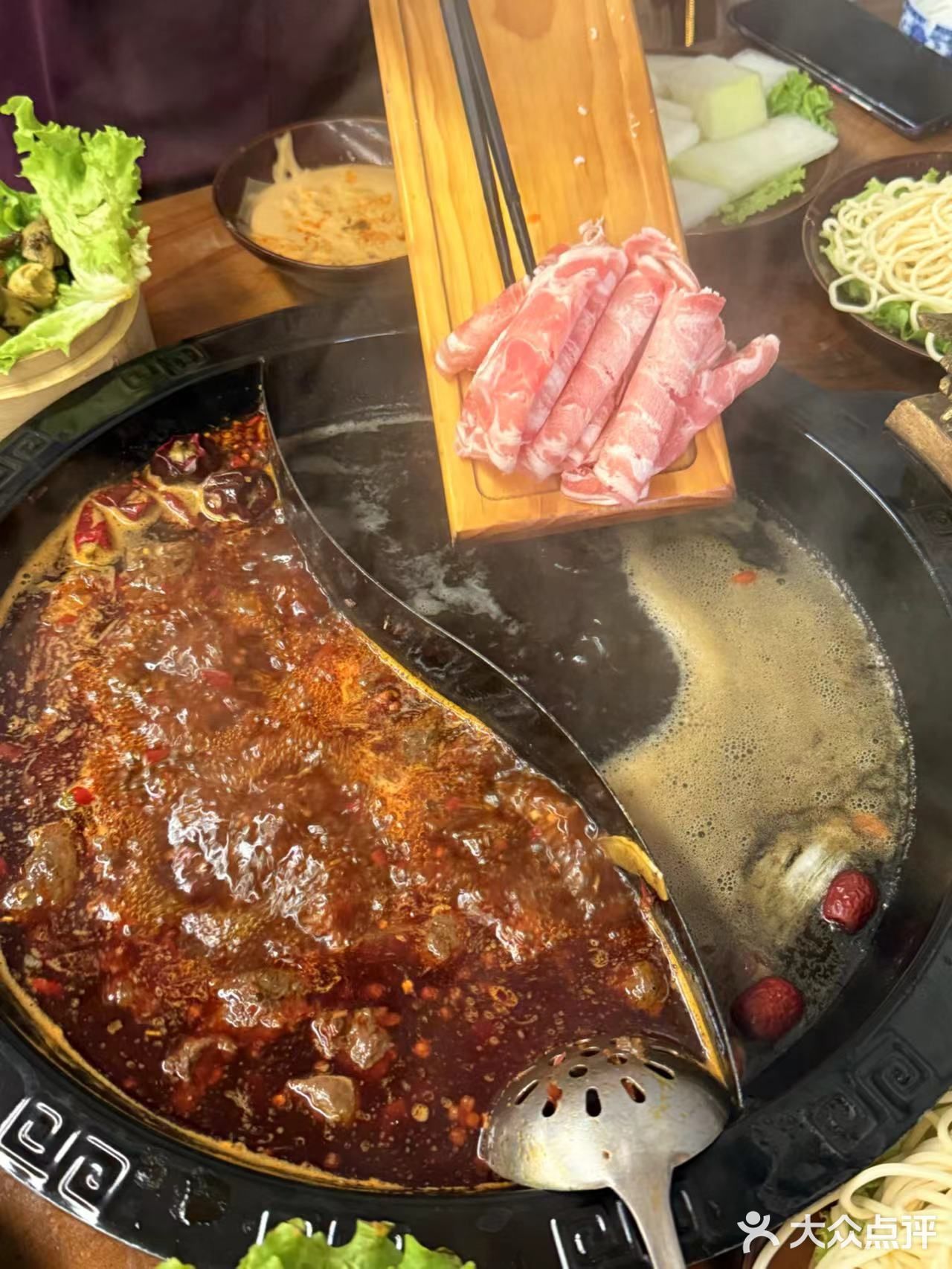 五一还去什么重庆，来青岛这家“戏精火锅店”