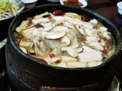 -绿色墨脱石锅城