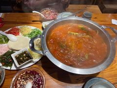 -野山舂·贵州现舂酸汤火锅(鸿通城店)