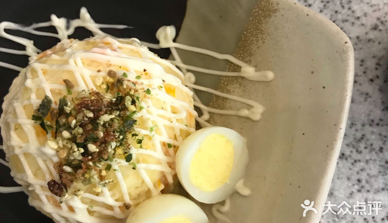 地铁口出来就是，很方便。店铺环境不错