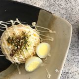 地铁口出来就是，很方便。店铺环境不错