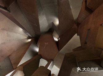 都说诗佛王维创作“诗中有画，画中有诗”，表达的媒介和