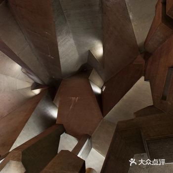 都说诗佛王维创作“诗中有画，画中有诗”，表达的媒介和