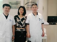 左边是刘畅医生，右边是帮我做手术的翟医生。-阿玛施眼科