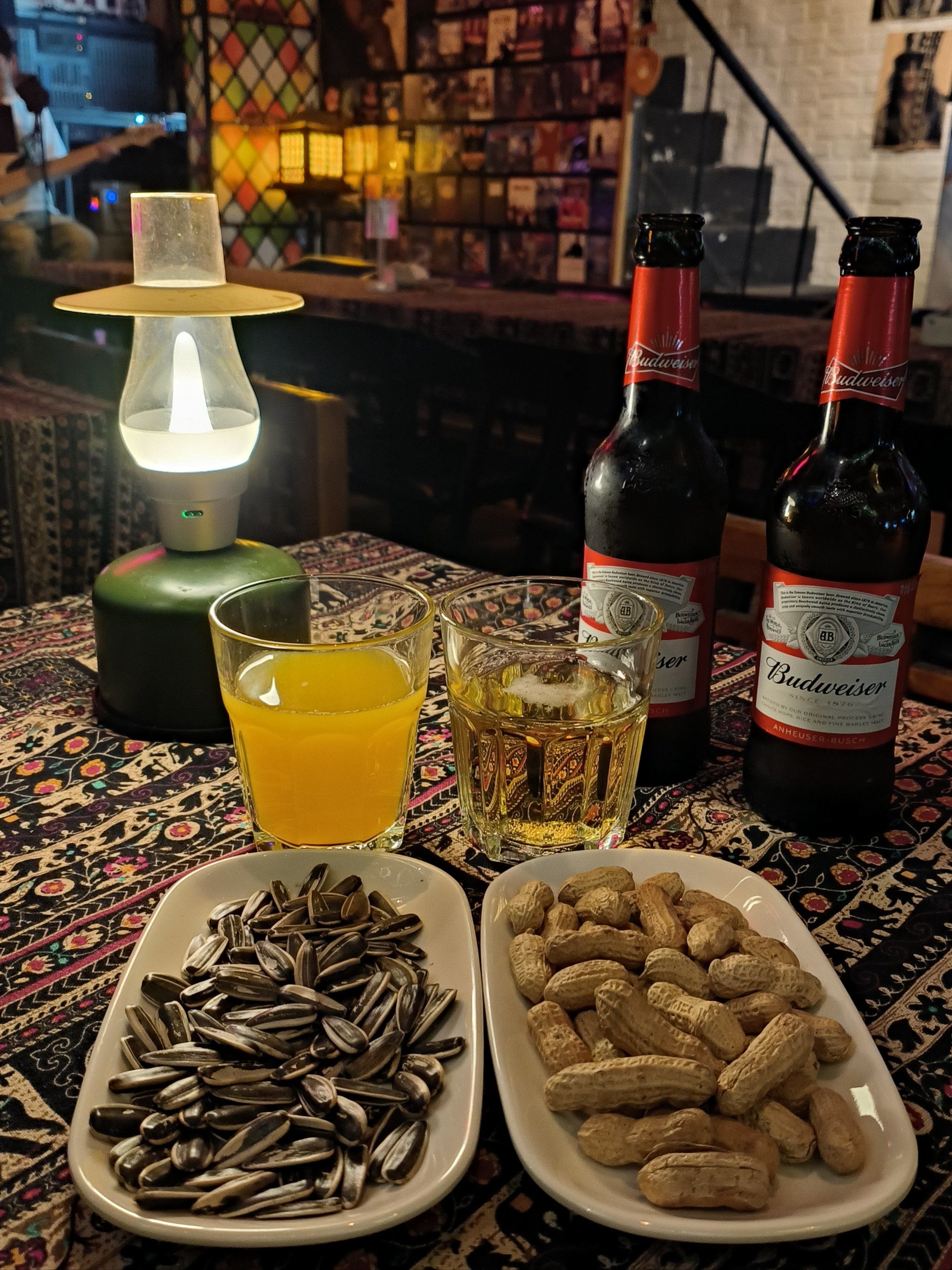 夜幕下的民谣酒馆