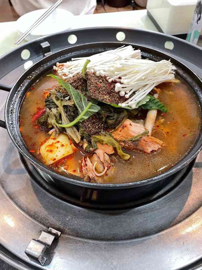 今天来吃了春川炒鸡,看上去红彤彤的很大一盘,其实不是很辣,也不是