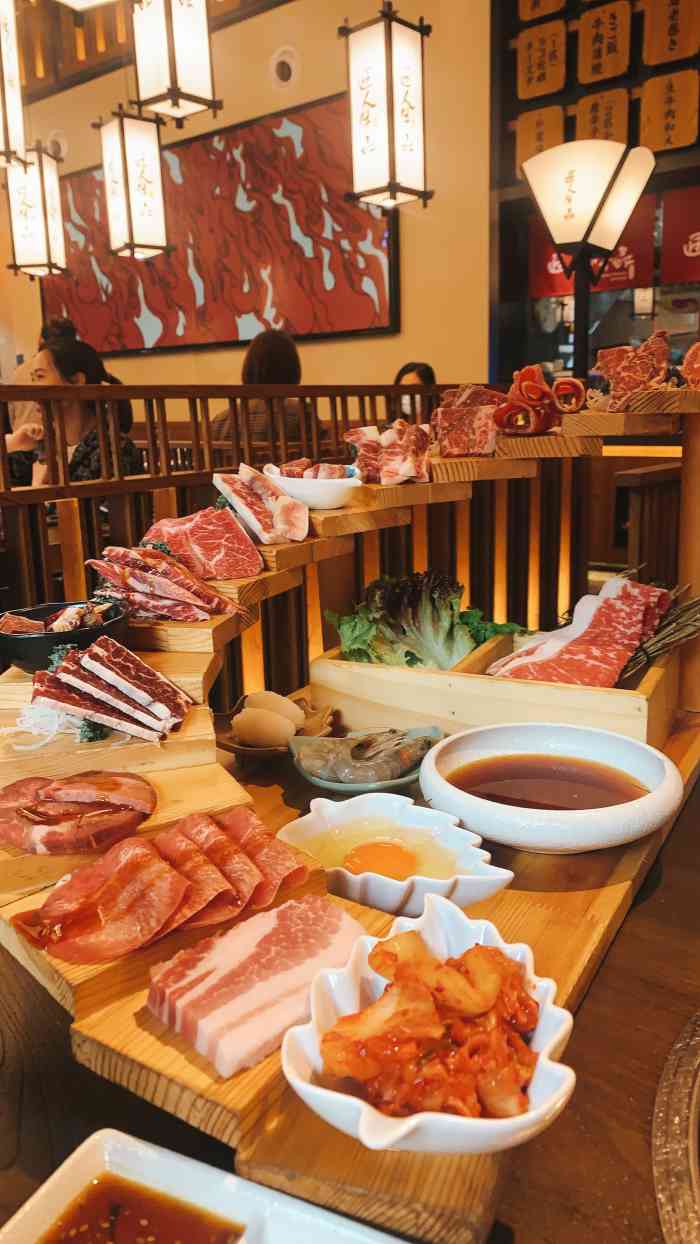 晚上的环宇荟人可真多本来是想去吃牛排家需要等位至少一个半小时就吃