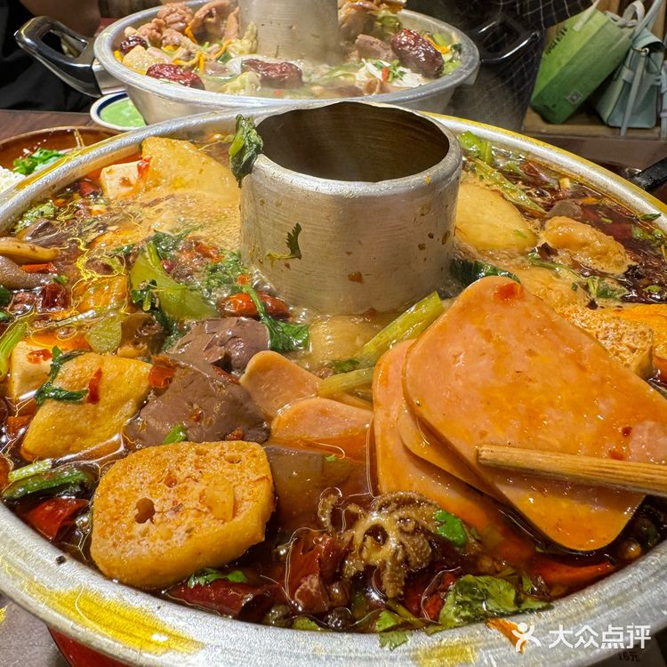 推荐他家的跷脚牛肉锅，里面真的超多牛肉，配上秘制料碟