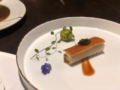 鱼子酱配脆皮烤乳猪-广州文华东方酒店·江-由辉师傅主理