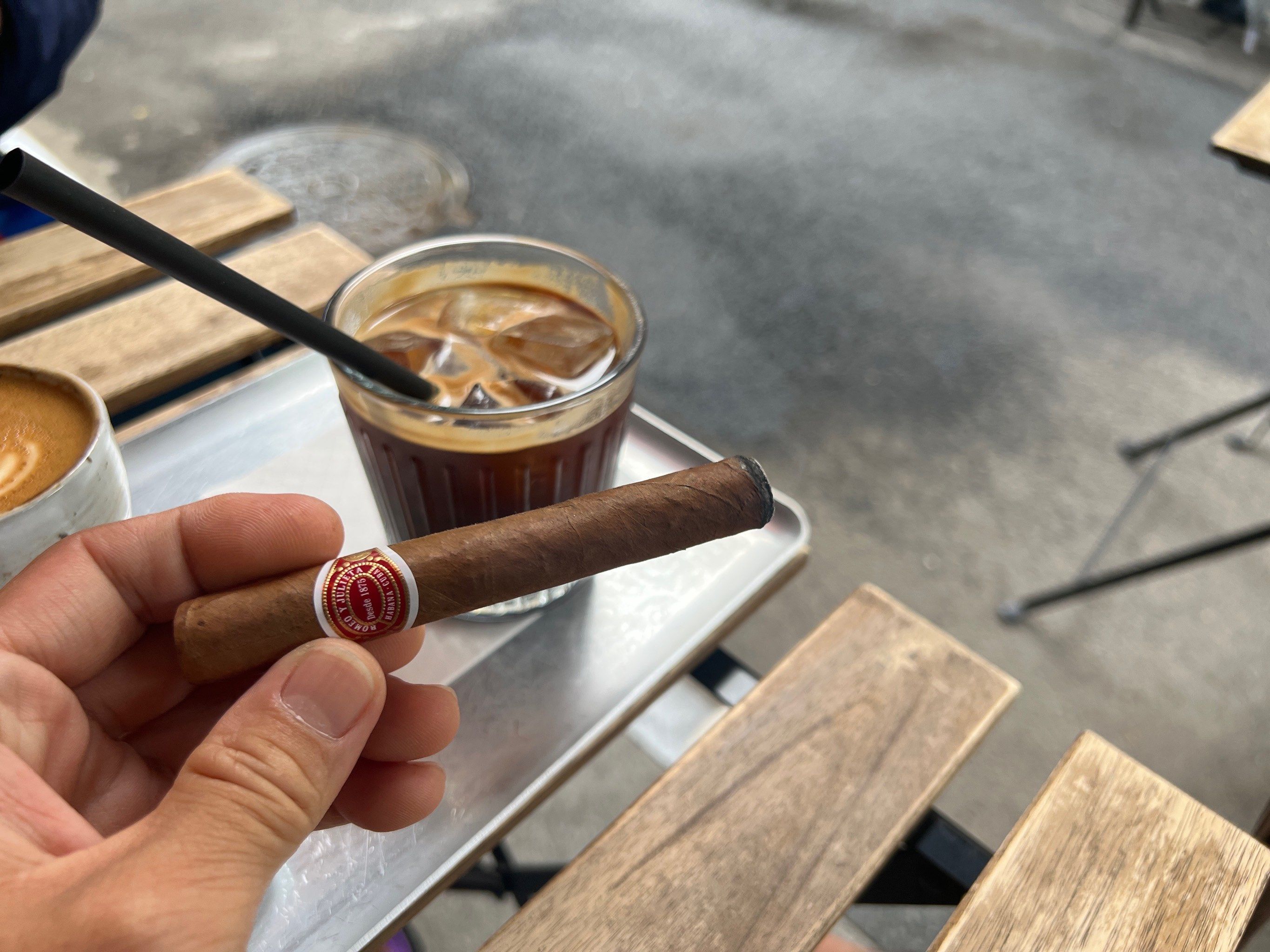 冰美开启悠闲下午生活 呼一根,一口雪茄一口咖啡