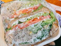 招牌吞拿鱼厚蛋三明治-萤火虫咖啡(后海店)