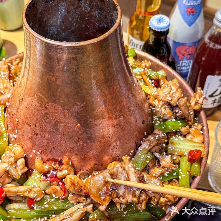 席地而坐啃大闸蟹！在这里吃饭就是舒坦