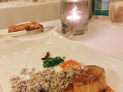 香煎鹅肝配黑橄榄，荔枝酱和吐司-Jean Georges