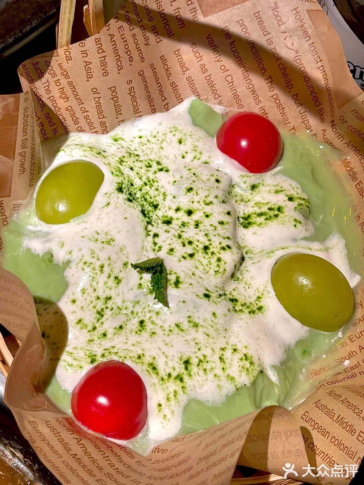 三鲜汤：满满的一大盆，虾仁、肉圆、鱼圆和各式蔬菜