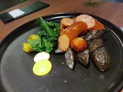 烤肠拼盘配酸黄瓜-West10 西拾·西餐厅·创意菜(未来科技城店)