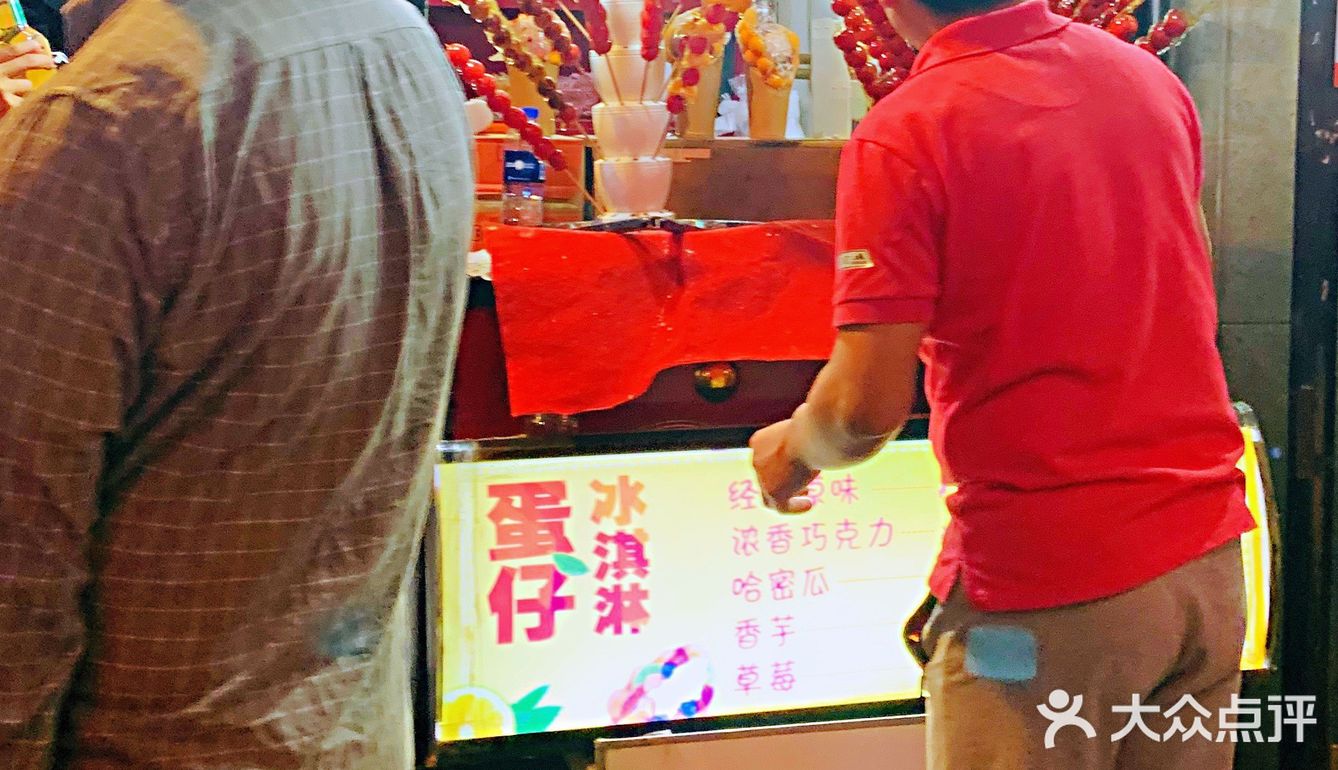 国庆假期夜游滨江道商业街