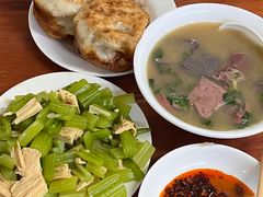 芹菜腐竹-宝瑞门钉肉饼店