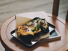 牛油果鸡蛋拼竹炭包-A30 BISTRO