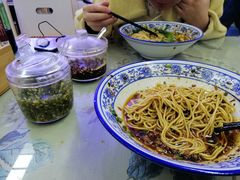 -渝之汇牛肉豌杂面