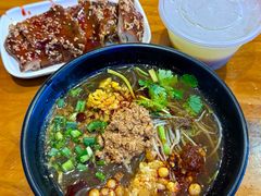 -爆炸头阿姨小四川正宗川味小吃(无任何分店)