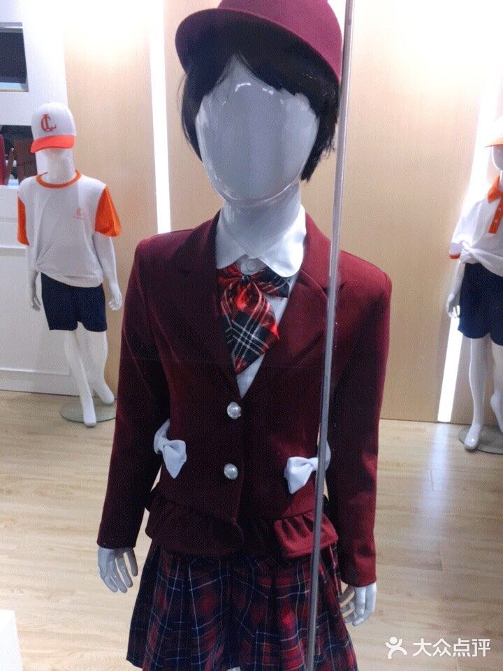 如果孩子肤色较亮，穿粉色，黄色，红色