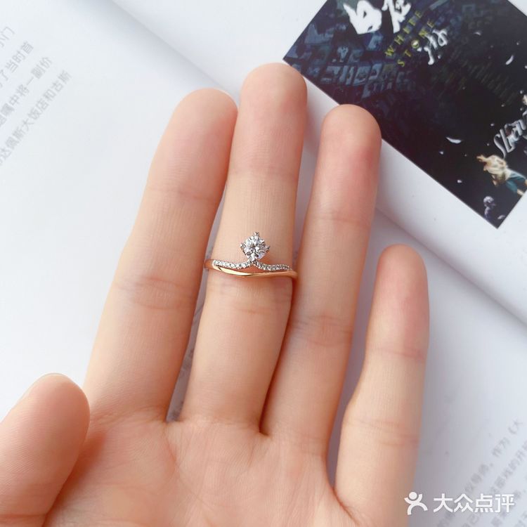 前几天入手了一款blingbling公主风格的钻戒