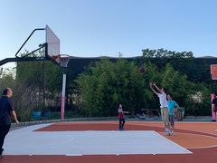 -洛克公园·篮球·足球·羽毛球(莘庄店)
