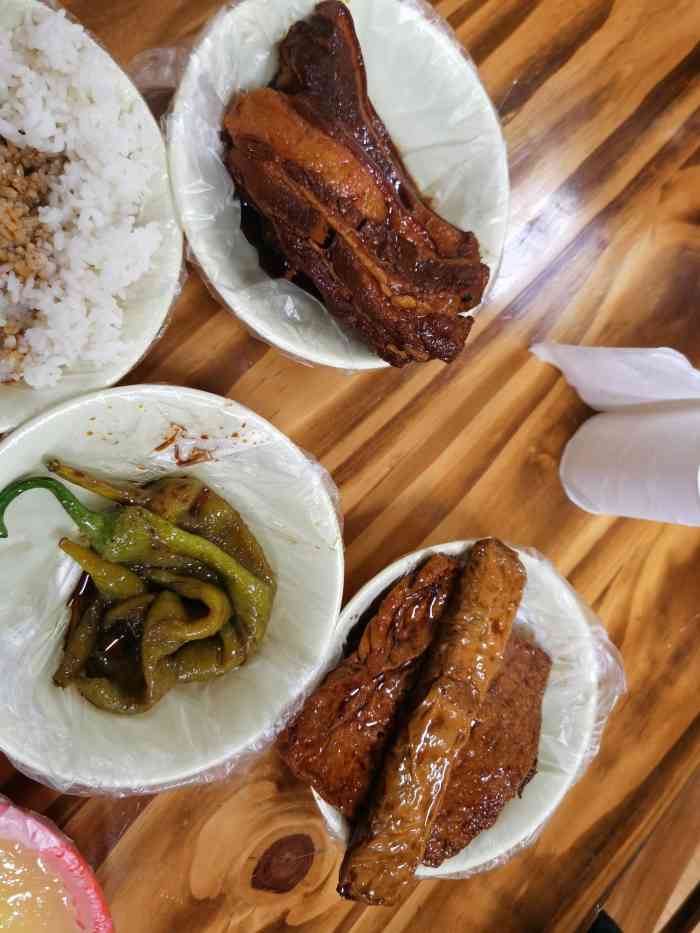 炸鸡蛋豆腐辣味肉一勺汤浇米饭美味极了目前刘忙家把子肉我觉得应该是