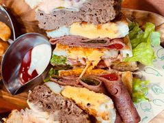 双蛋指椒牛肉汉堡-魏斯理汉堡(西安沣东吾悦店)