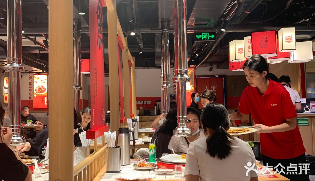 帮忙烤肉的店员也太漂亮了吧💓