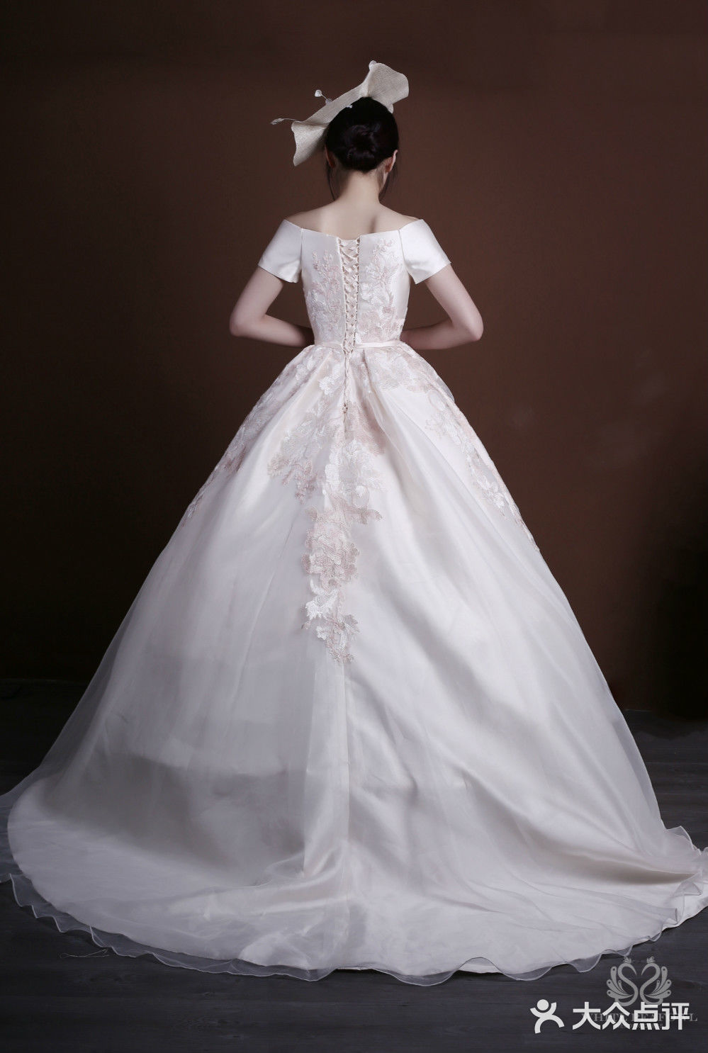 white peafowl白孔雀婚纱礼服馆