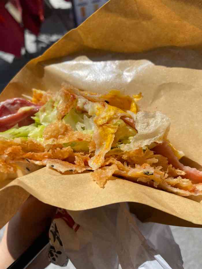 吴小糖沙拉煎饼(星光大道广场店)-"店面有些小不过收拾的很干净,店里