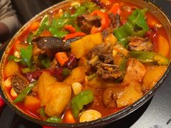 珐琅锅大盘鸡-阿里家·新疆烤肉酒場 by MIG