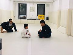 -菠萝格斗巴西柔术训练馆