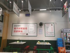 大堂-晓彭肥肠鸡·泡椒鸡火锅(水木天地店)