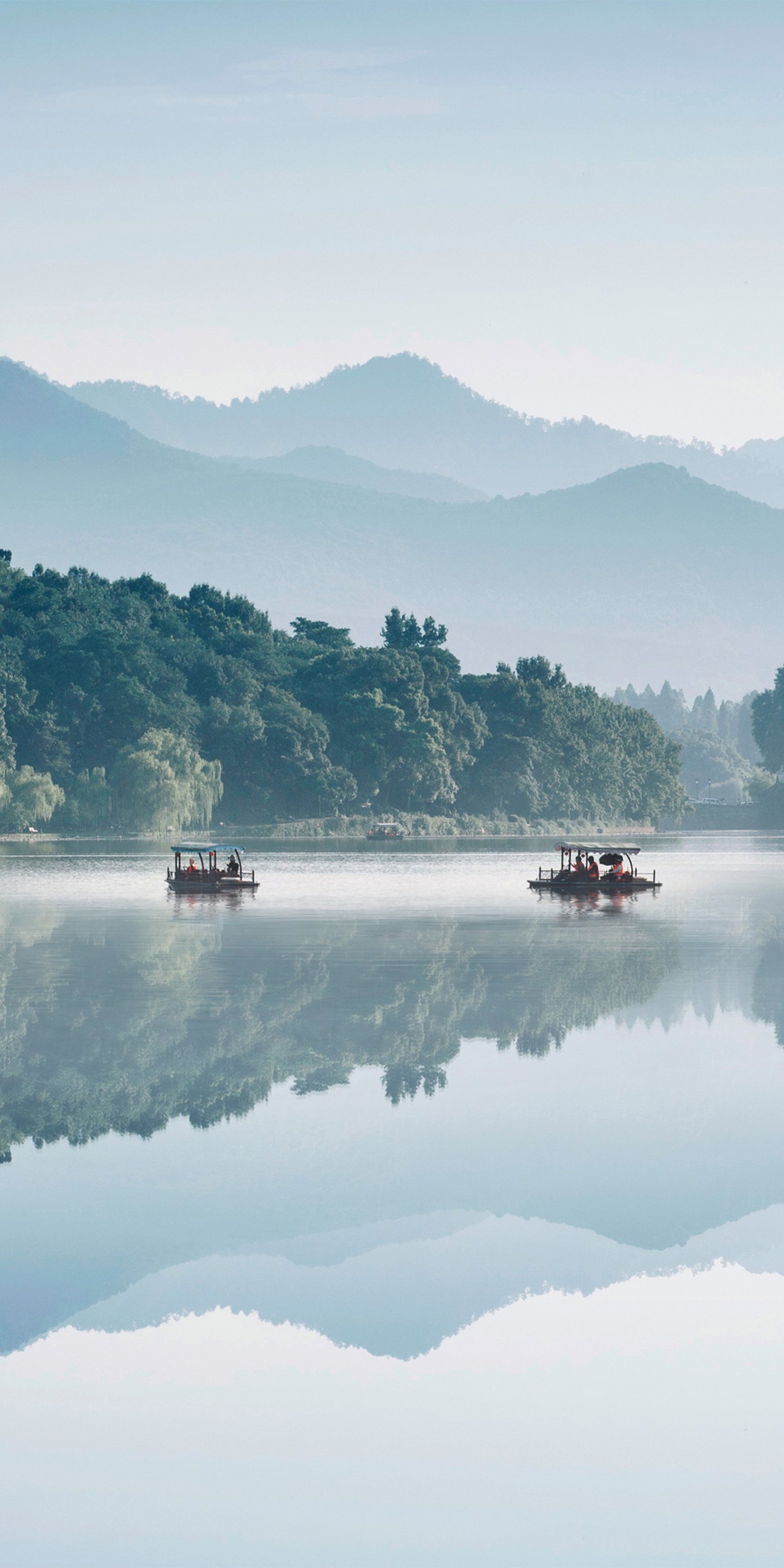 一叶扁舟,闲看山水美