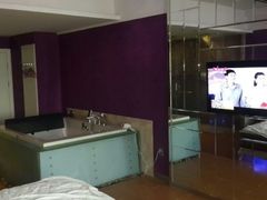 -天鹅恋主题酒店(积玉桥地铁站店)