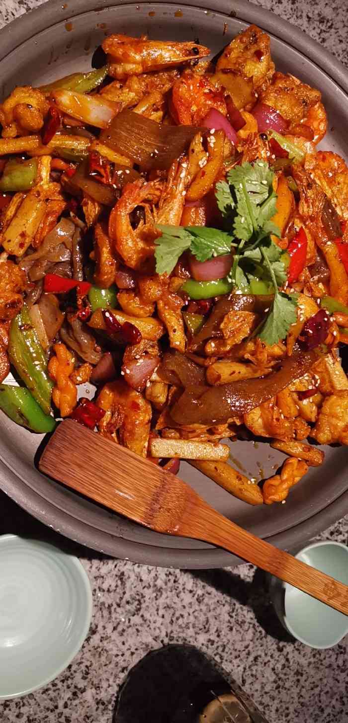 推荐干锅虾和牛蛙,真的好吃,服务态度很好