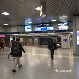 乘车可以选择人工售票或自助售票机买票