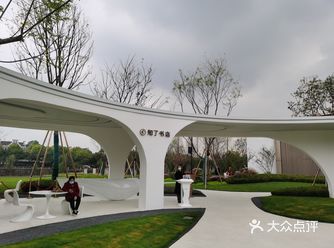 这是一家开在售楼处里面的书店   三楼是售楼处 
