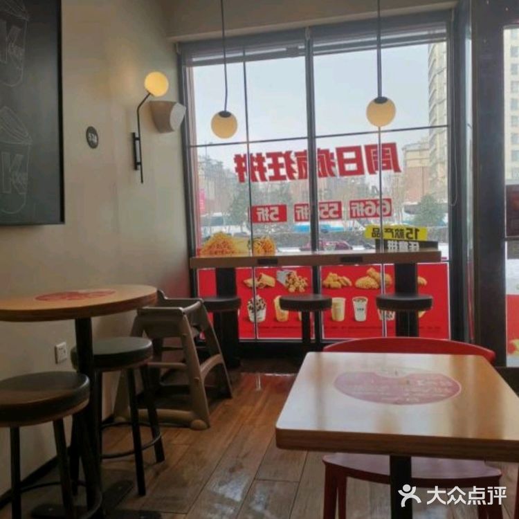 肯德基的主要品牌颜色是红色和白色