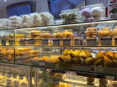 面包甜点陈列柜-白玉兰食品甜凤店(合生汇店)